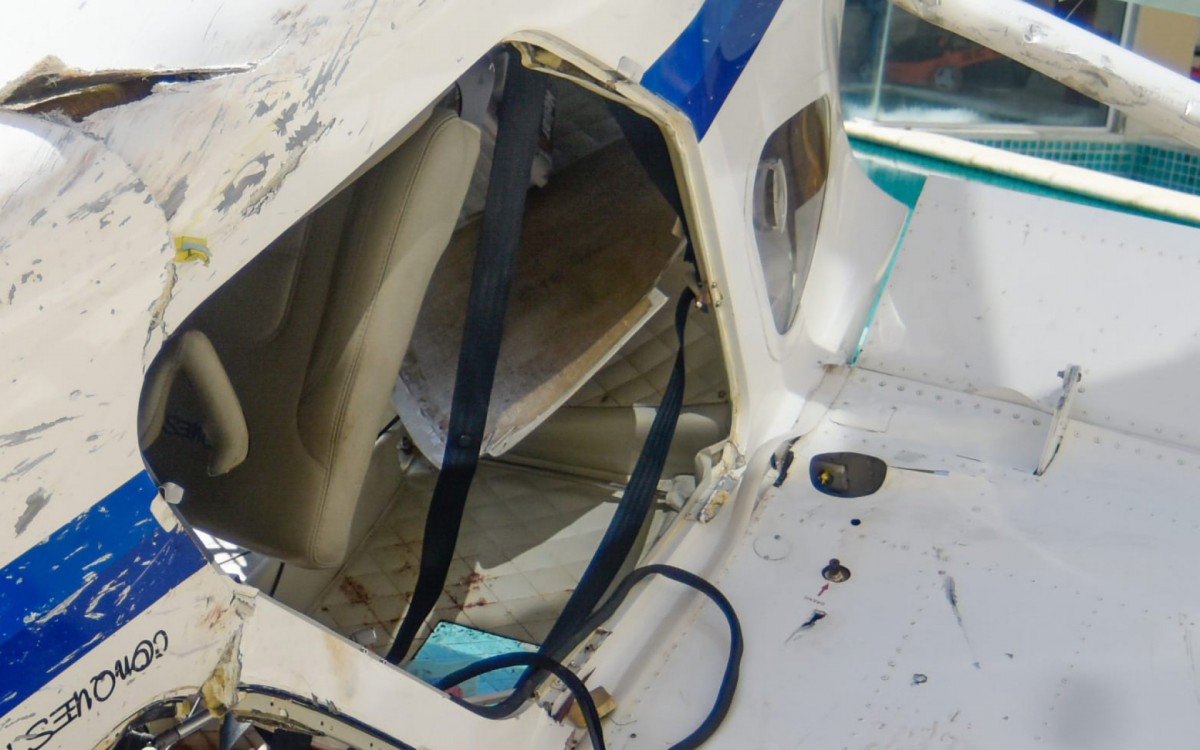 Detalhe da aeronave com manchas de sangue