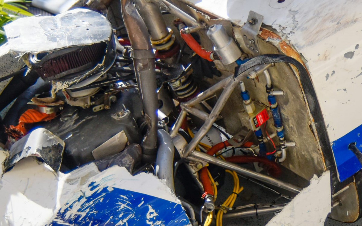 Motor da aeronave prefixo PU-SPX que caiu em condomínio da Barra da Tijuca