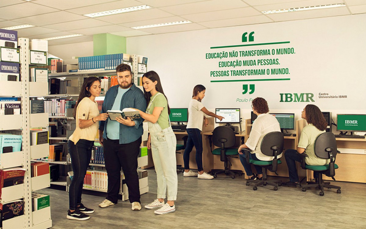 São mais de 130 cursos de graduação e pós-graduação e 75% do corpo docente é constituído por mestres e doutores