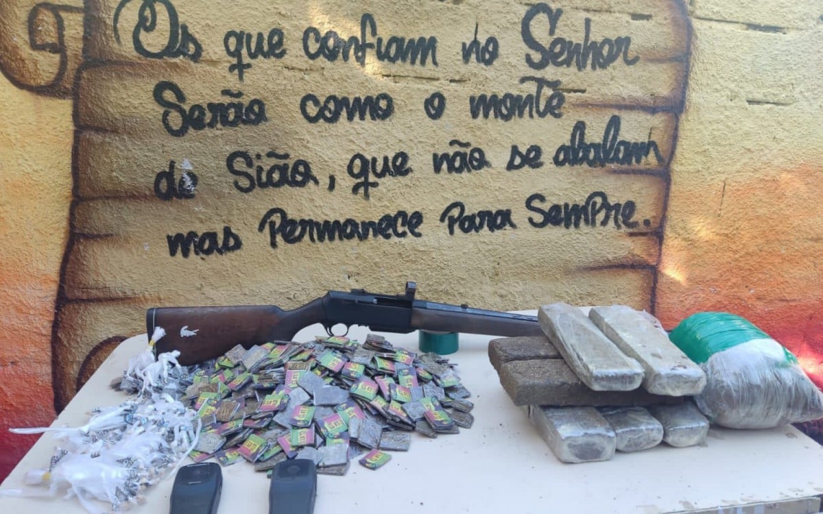Arma, grande quantidade de drogas e rádios foram apreendidos na Serrinha - Divulgação/Polícia Militar
