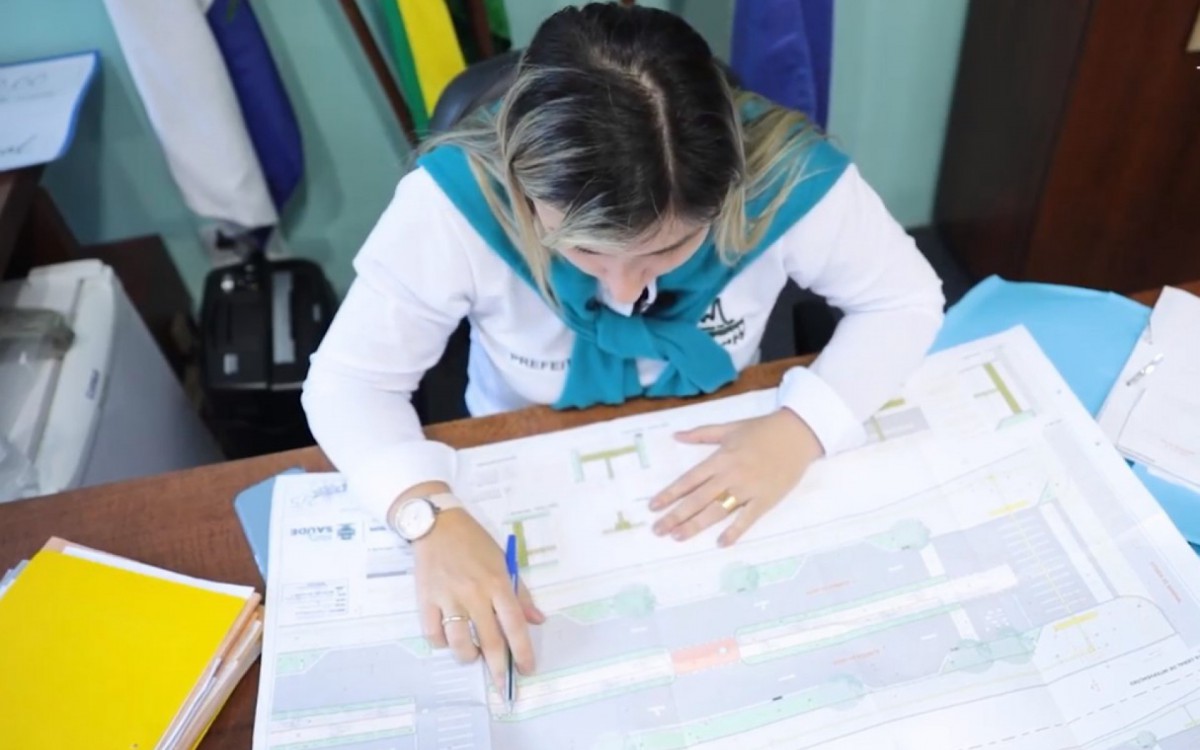 A prefeita Marina Rocha revisa a planta para a constru&ccedil;&atilde;o da Cidade da Sa&uacute;de
