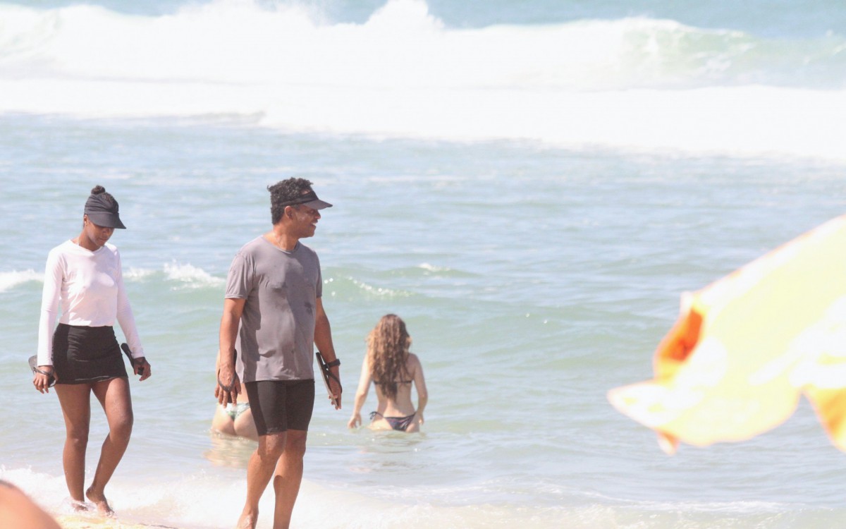 Maju Coutinho e o marido, Agostinho Paulo Moura, curtem dia de sol na praia