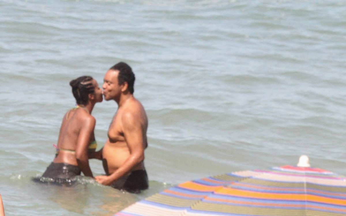 Maju Coutinho e o marido, Agostinho Paulo Moura, curtem dia de sol na praia