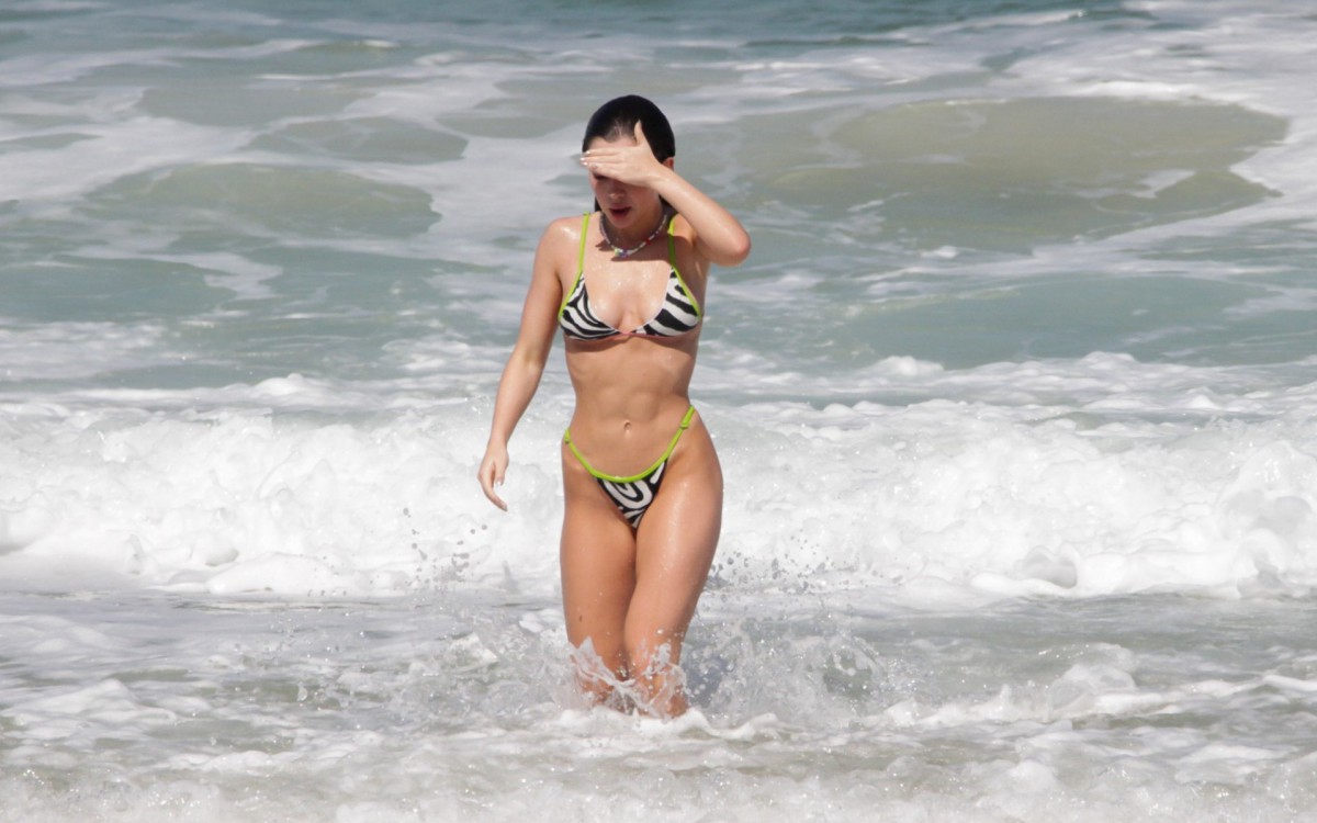 Jade Picon mostra seu corp&atilde;o esculpido a base de muita muscula&ccedil;&atilde;o na Praia da Barra da Tijuca, na Zona Oeste do Rio, na tarde desta ter&ccedil;a-feira