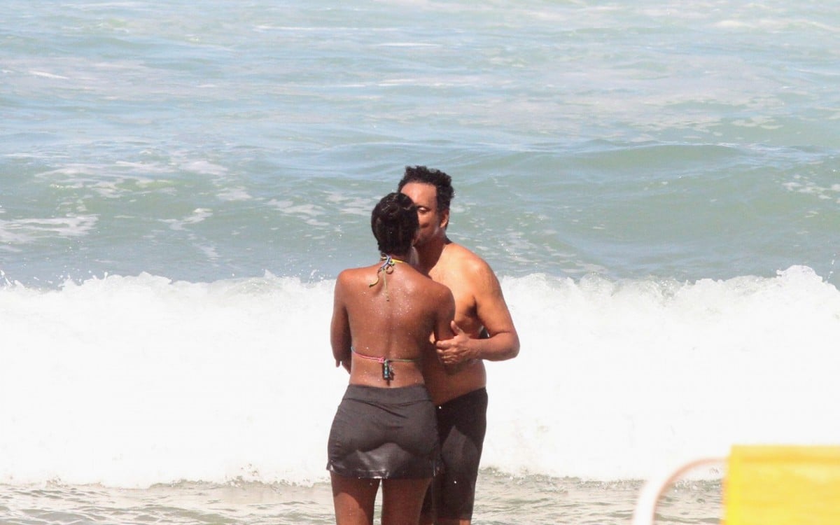 Maju Coutinho e o marido, Agostinho Paulo Moura, em uma praia na Zona Sul do Rio, na manhã desta terça-feira - Dan Delmiro / Ag. News