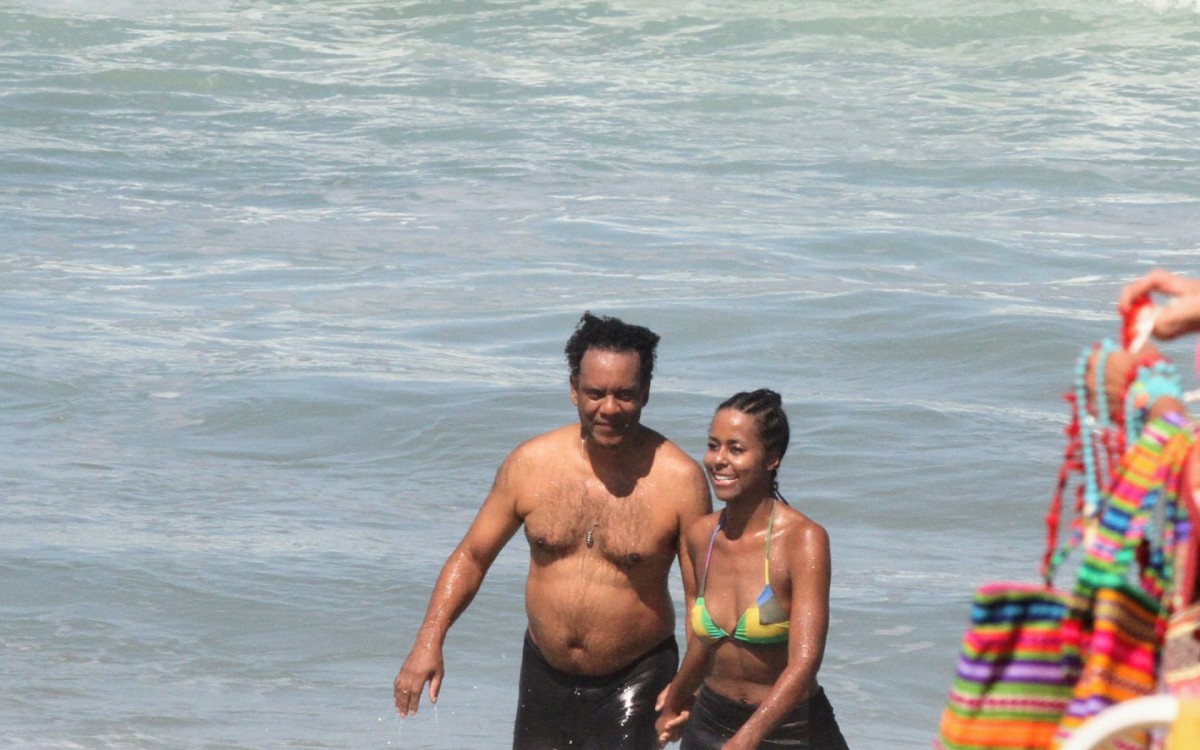 Maju Coutinho e o marido, Agostinho Paulo Moura, em uma praia na Zona Sul do Rio, na manh&atilde; desta ter&ccedil;a-feira