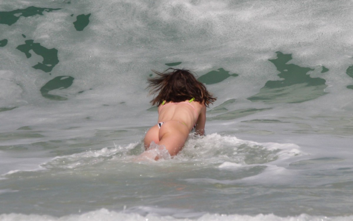 Jade Picon mostra seu corp&atilde;o esculpido a base de muita muscula&ccedil;&atilde;o na Praia da Barra da Tijuca, na Zona Oeste do Rio, na tarde desta ter&ccedil;a-feira