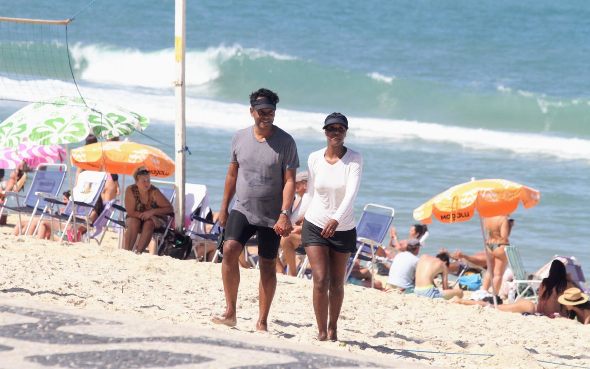 Maju Coutinho e o marido, Agostinho Paulo Moura, curtem dia de sol na praia