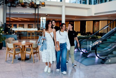 Bruna Marquezine se diverte com amigos em shopping do Rio