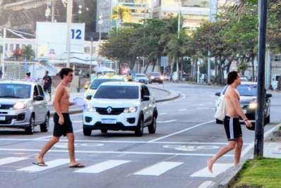 Jesuíta Barbosa curte praia com affair e amigos no Rio
