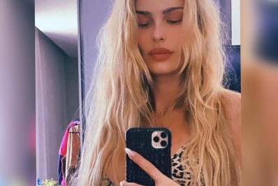 Yasmin Brunet ostenta cabelão e exibe tatuagem em local inusitado