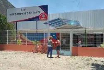 Homem com faca é preso em frente a uma escola em Itaipuaçu