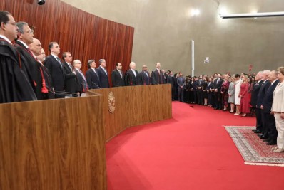 Moraes toma posse no TSE em cerimônia com Bolsonaro e Lula