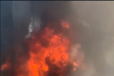 Ônibus pega fogo na Avenida Brasil; confira vídeo!
