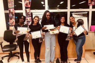 Mesquita forma 49 jovens em cursos de beleza e de libras