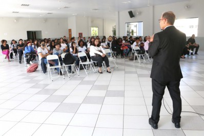 Neurocirurgião entrega autobiografia para alunos da rede pública