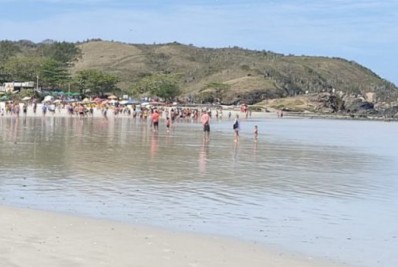 Homem se afoga na Praia do Forte, em Cabo Frio, neste domingo (14)