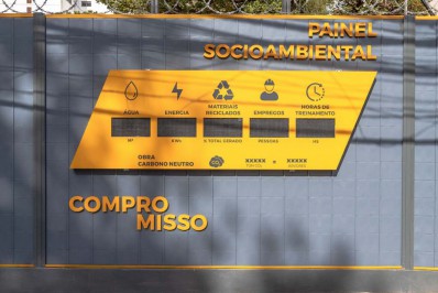 Obra em Niterói recebe tapume de plástico 100% reciclado