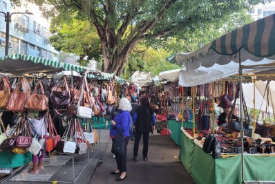É falso que Freixo tenha sido alvo de protesto de populares durante caminhada em feira