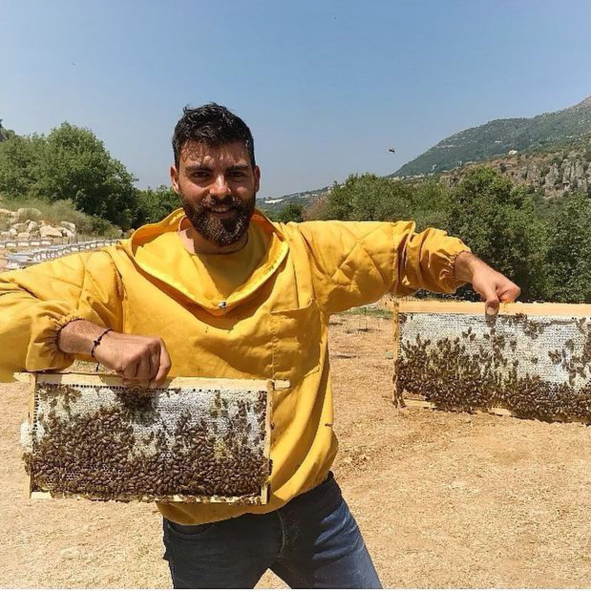 Apicultor faz sucesso nas redes sociais ao surgir coberto por abelhas