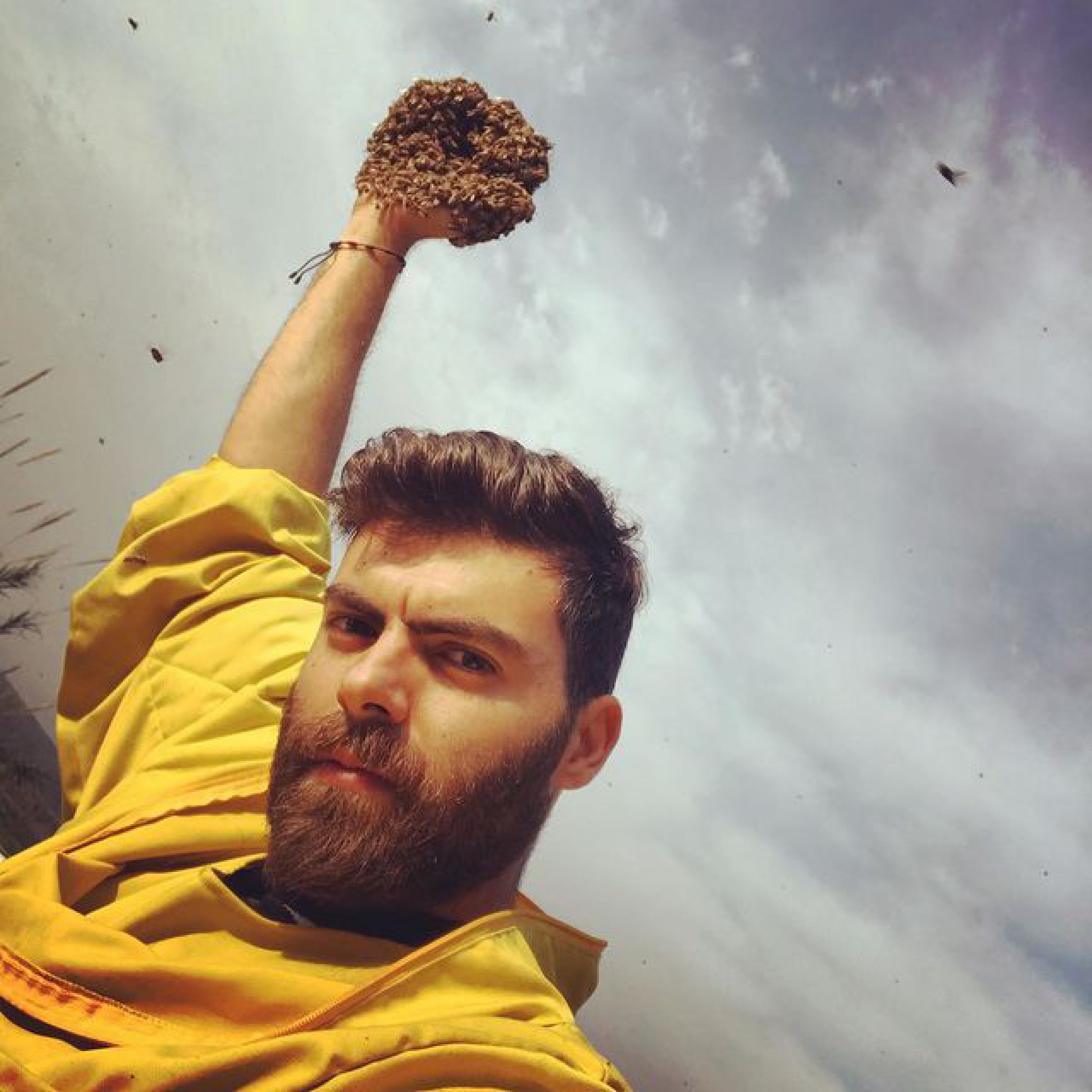 Apicultor faz sucesso nas redes sociais ao surgir coberto por abelhas