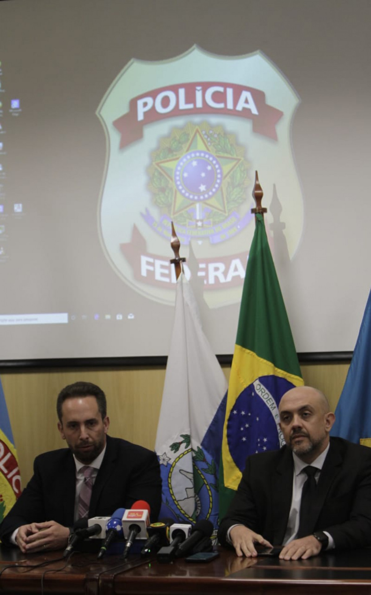 Opera&ccedil;&atilde;o contra o trafico e contrabando internacional, nesta quarta-feira. Na foto, est&atilde;o o superintendente da PF, Ivo Roberto Costa da Silva, e o delegado Jo&atilde;o Garrido - Foto: Marcos Porto / Ag&ecirc;ncia O Dia