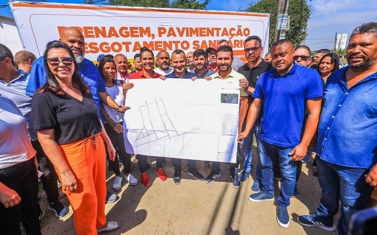 Prefeito Waguinho exibe o mapa das obras do bairro Babi