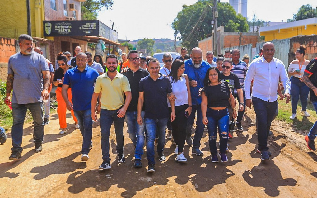 Waguinho caminhou pelas ruas do bairro Babi e conversou com moradores