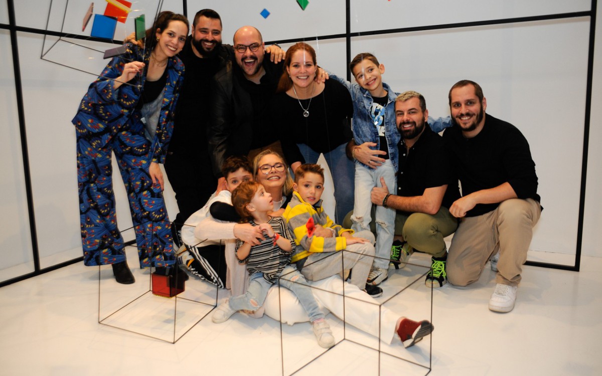 Cintia Abravanel com a fam&iacute;lia na inaugura&ccedil;&atilde;o de sua exposi&ccedil;&atilde;o de arte