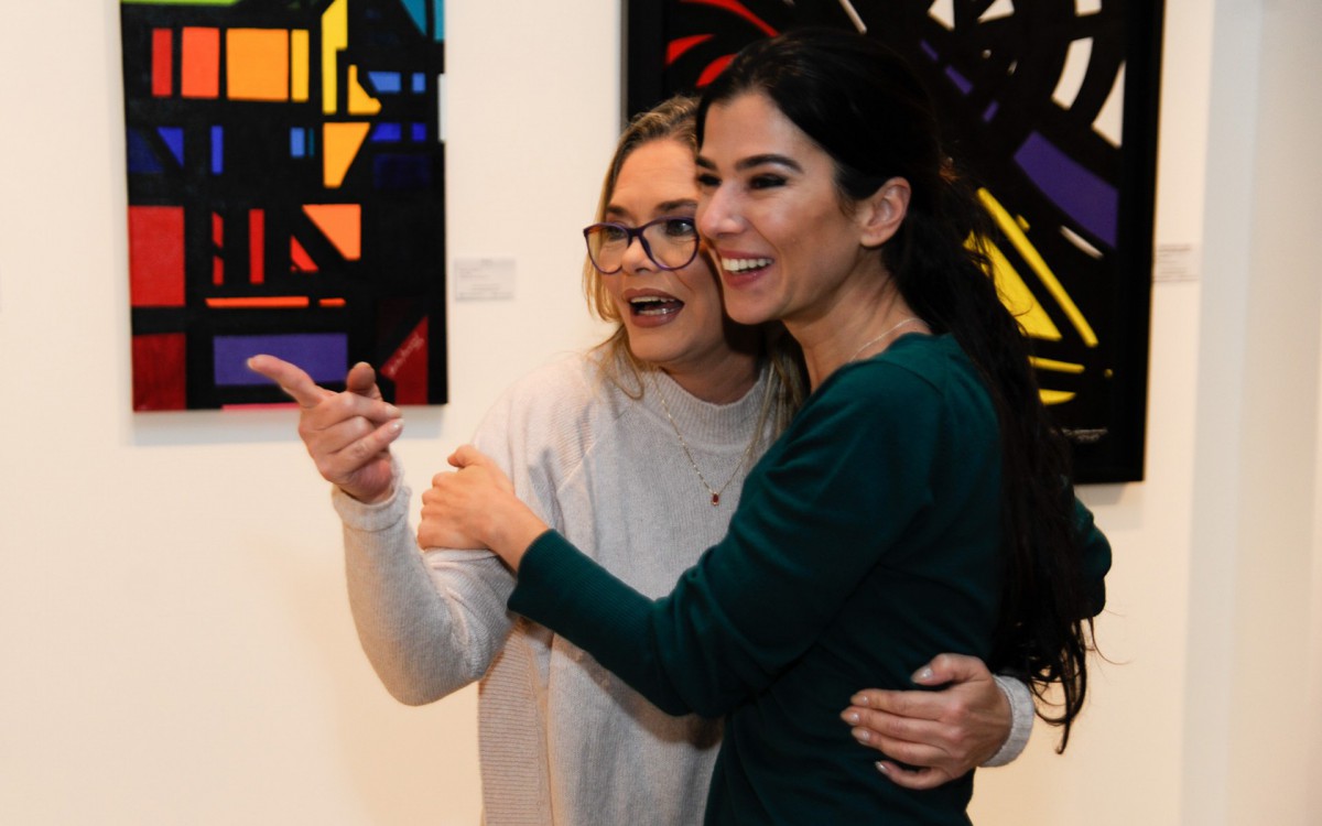 As irm&atilde;s Cintia e Renata Abravanel