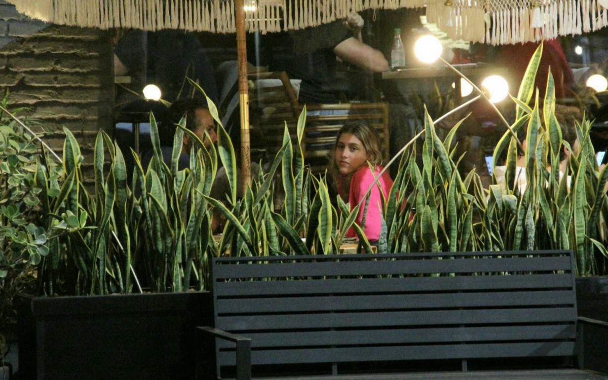 Marcos Palmeira vai a restaurante japon&ecirc;s com a filha, J&uacute;lia