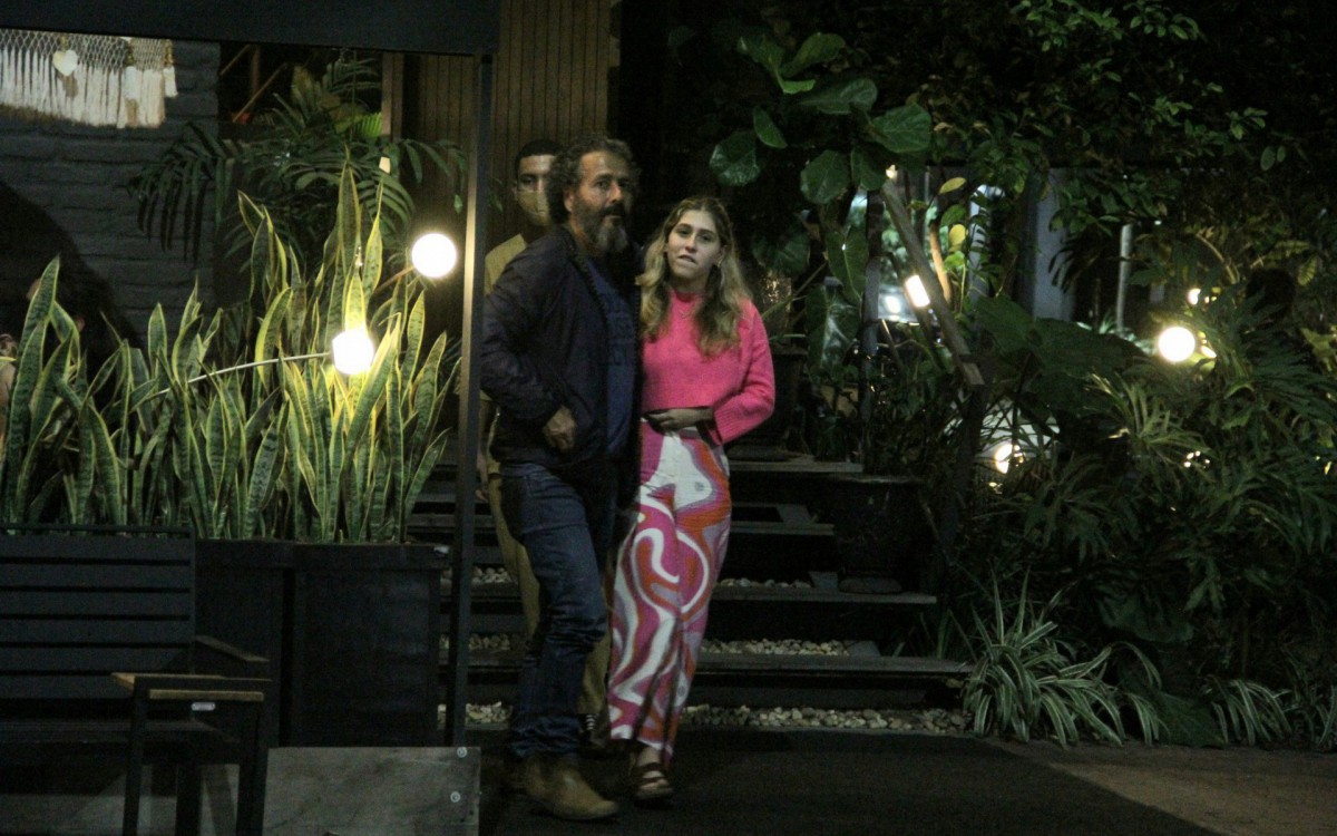 Marcos Palmeira vai a restaurante japon&ecirc;s com a filha, J&uacute;lia