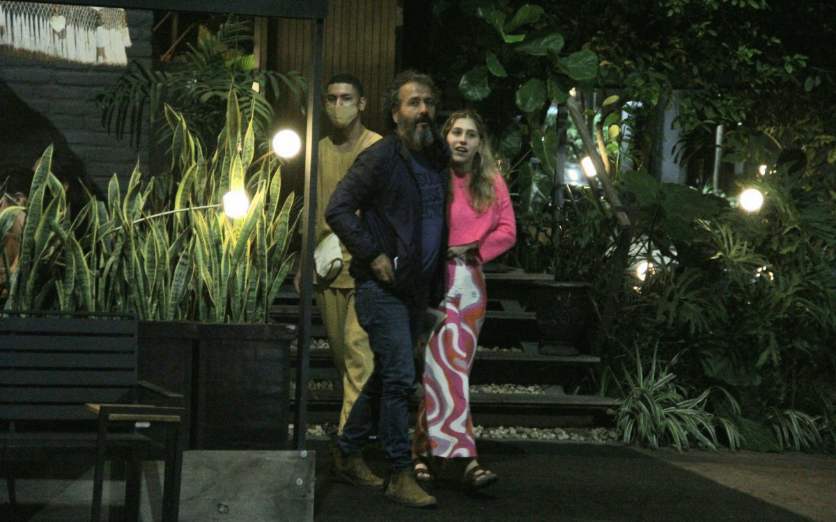 Marcos Palmeira vai a restaurante japon&ecirc;s com a filha, J&uacute;lia