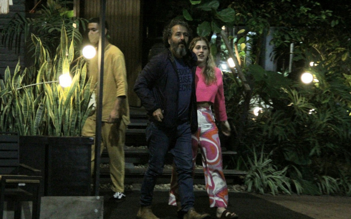 Marcos Palmeira vai a restaurante japon&ecirc;s com a filha, J&uacute;lia