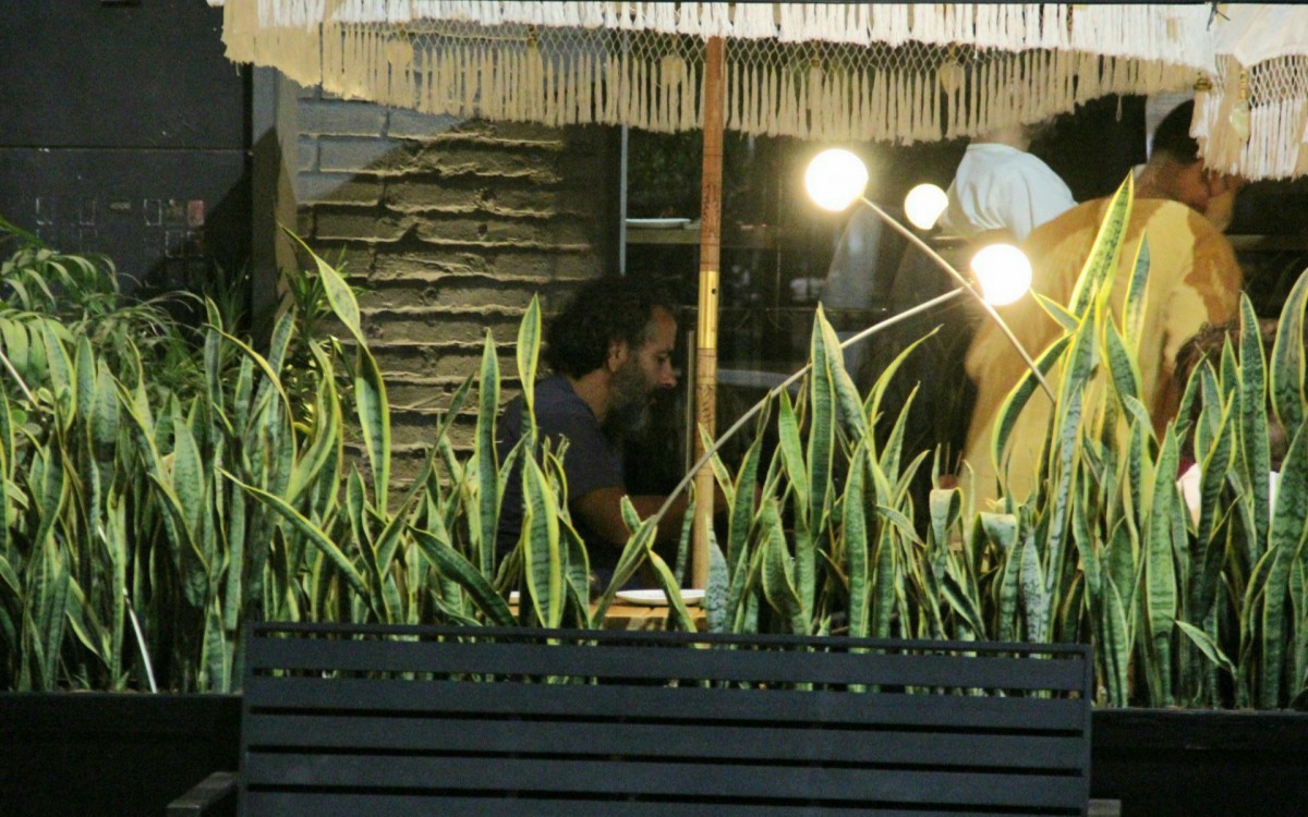 Marcos Palmeira vai a restaurante japon&ecirc;s com a filha, J&uacute;lia