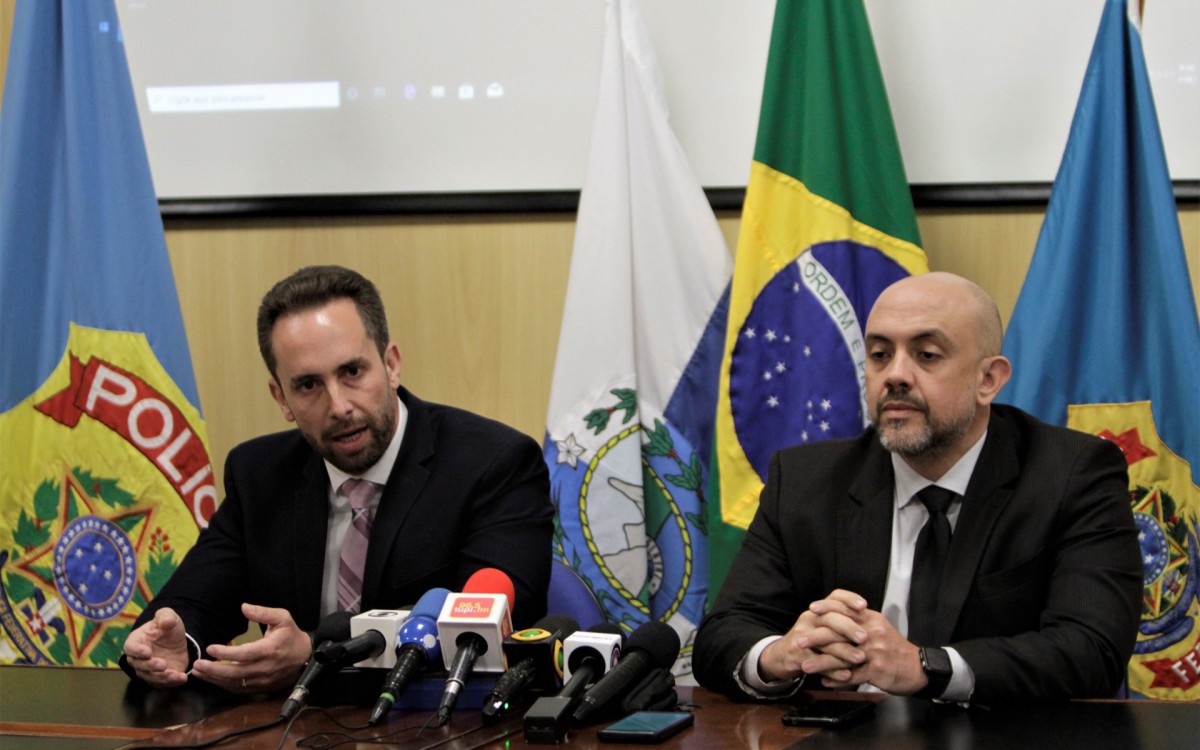Opera&ccedil;&atilde;o da Policia Federal contra o trafico e contrabando internacional, nesta quarta feira. Na foto, est&atilde;o o superintendente da PF, Ivo Roberto Costa da Silva, o delegado Jo&atilde;o Garrido - Marcos Porto/Agencia O Dia