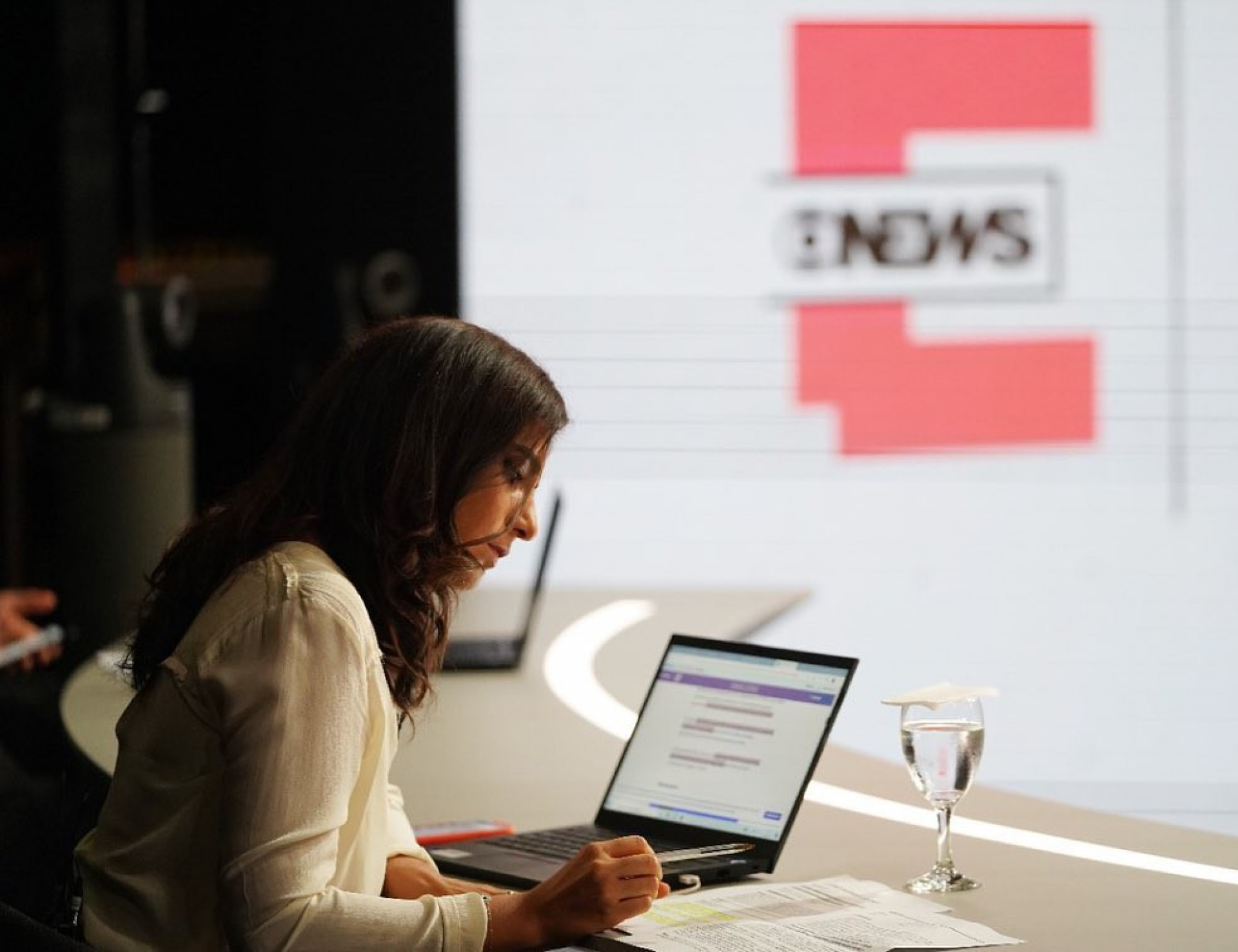 Andréia Sadi trabalhando - Reprodução Internet 