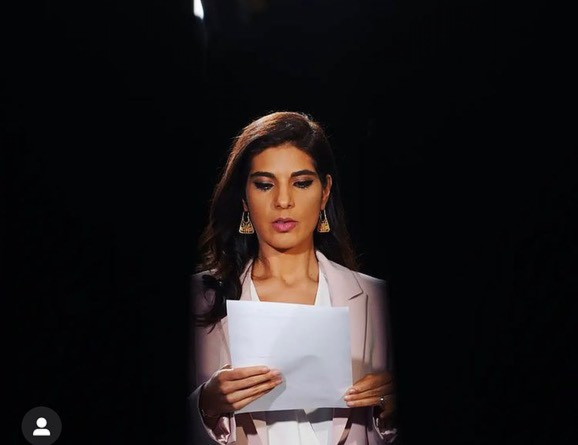 Andréia Sadi trabalhando - Reprodução Internet 