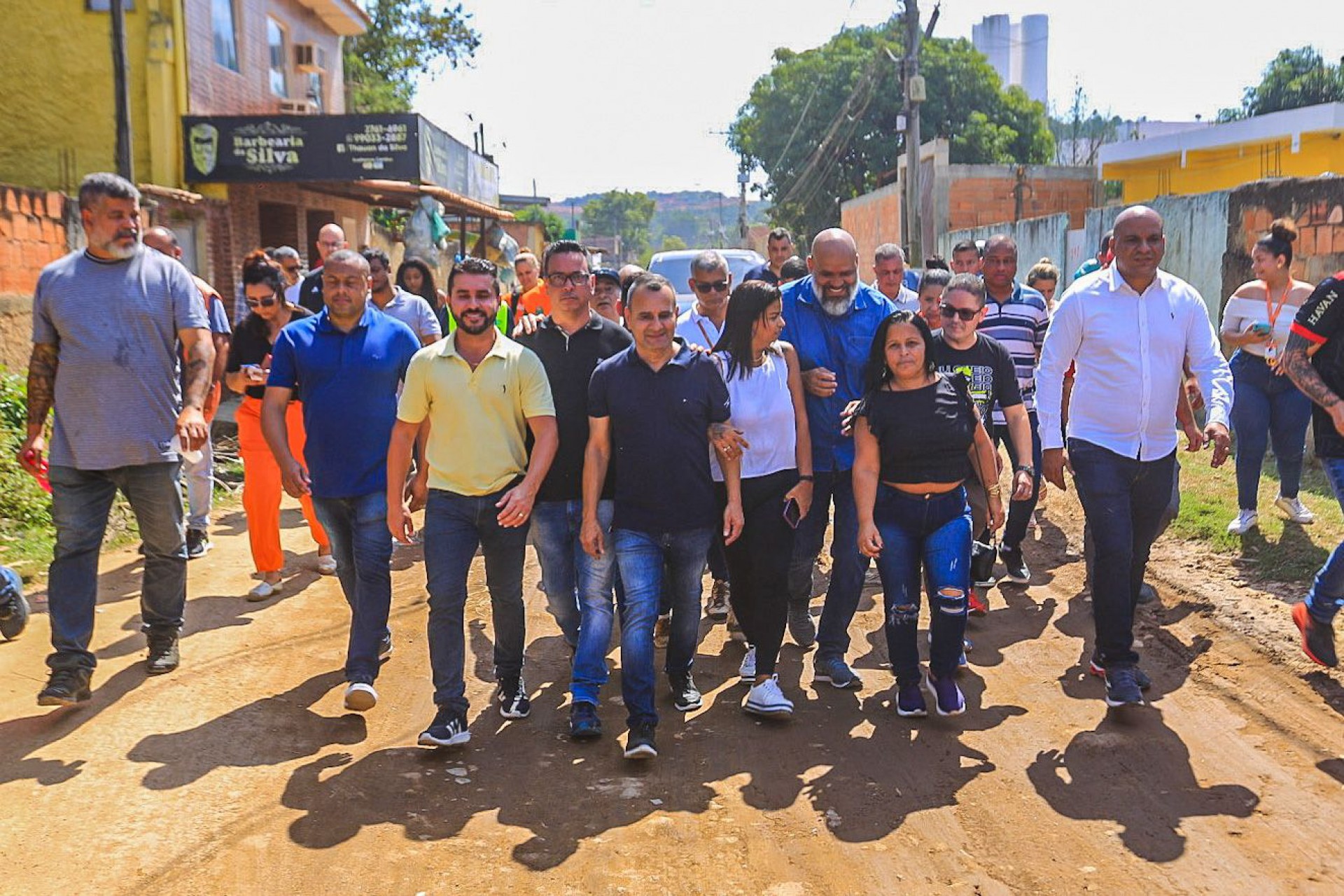 Waguinho caminhou pelas ruas do bairro Babi e conversou com moradores - Rafael Barreto / PMBR