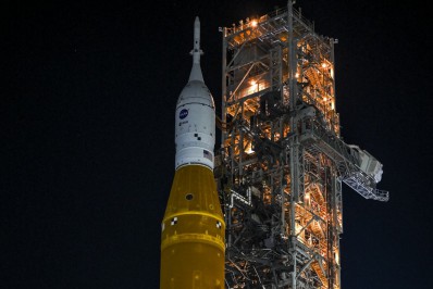 Foguete da Nasa que marcará retorno americano à Lua é posicionado para decolagem