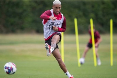 Clube inglês aceita oferta por atacante e Fluminense pode receber quase R$ 10 milhões