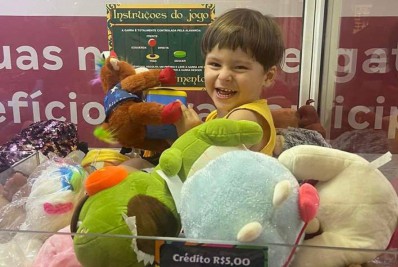 Criança fica presa em máquina de brinquedos em shopping do Rio; veja vídeo