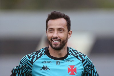 Com sondagens de clubes da Série A, Nenê avalia continuar jogando