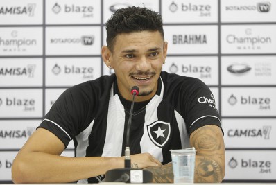 Tiquinho Soares exalta Luís Castro e comemora acerto com o Botafogo: 'Responsabilidade grande'