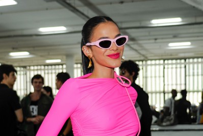 Com vestido justinho, Bruna Marquezine exibe as curvas em evento de moda