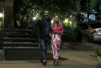 Marcos Palmeira vai a restaurante com a filha, Julia