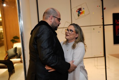 Mãe de Tiago Abravanel inaugura exposição de arte e recebe carinho do filho e da irmã