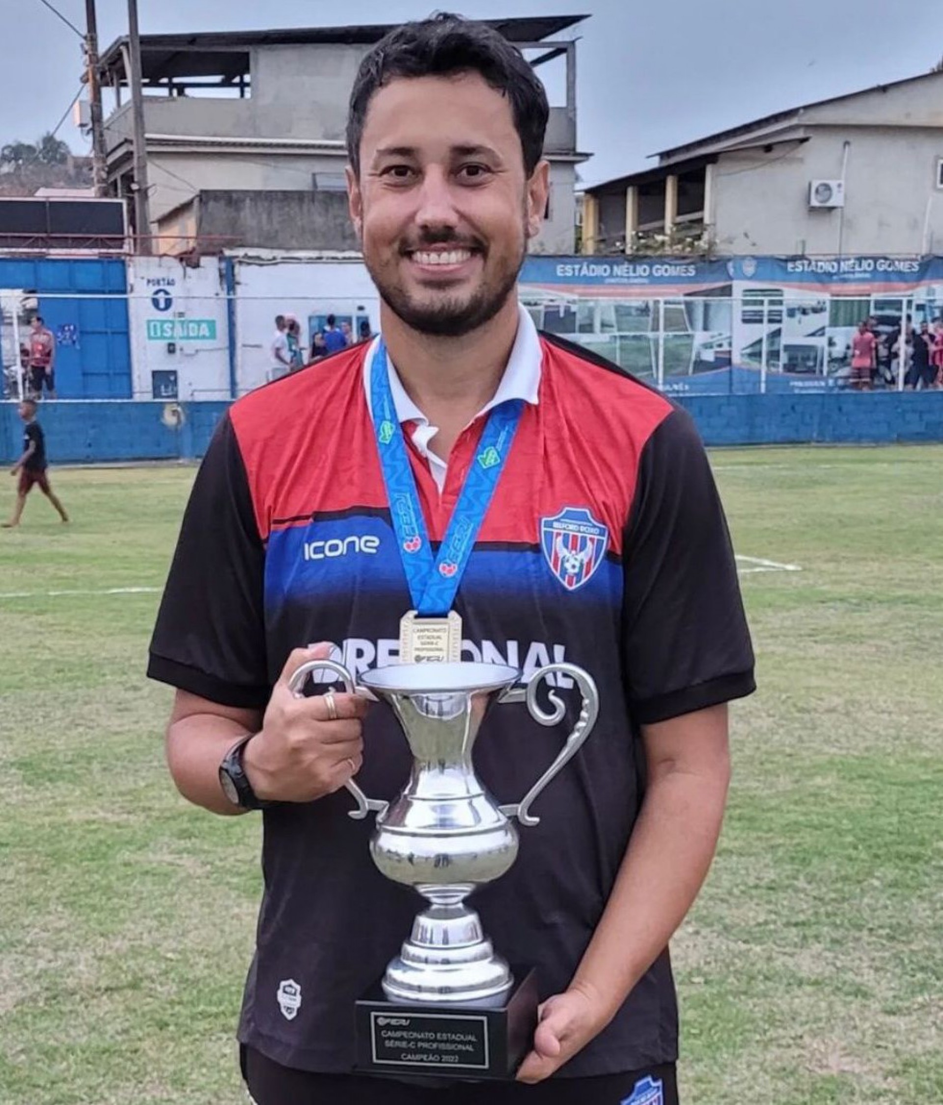 T&eacute;cnico Diego Brand&atilde;o, orgulhoso segurando a ta&ccedil;a de campe&atilde;o Carioca da S&eacute;rie C