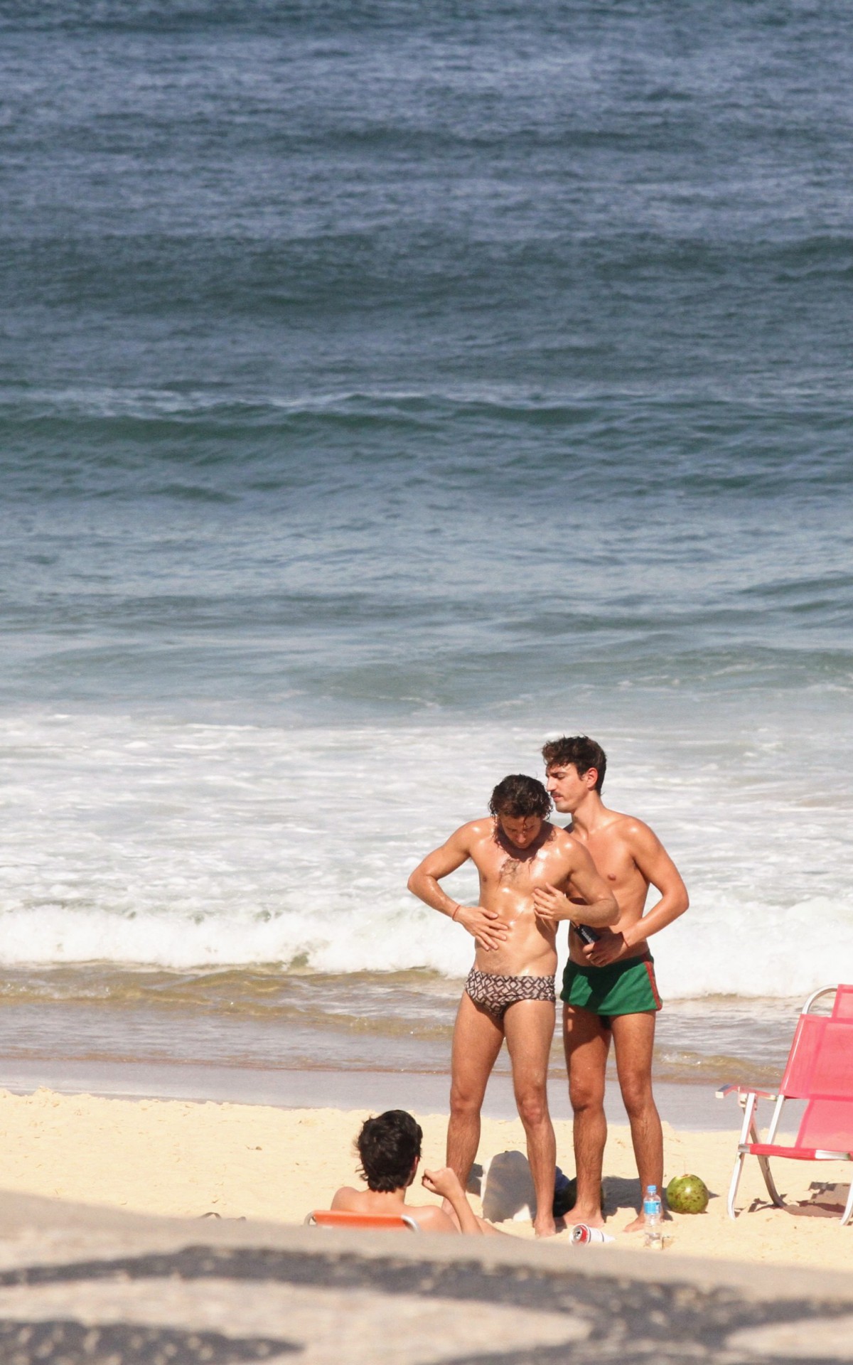Jesu&iacute;ta Barbosa e seu novo affair, C&iacute;cero Ibeiro, curtem dia de sol em praia da Zona Sul do Rio