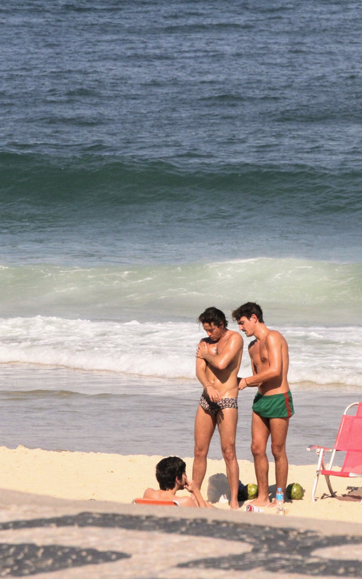 Jesu&iacute;ta Barbosa e seu novo affair, C&iacute;cero Ibeiro, curtem dia de sol em praia da Zona Sul do Rio